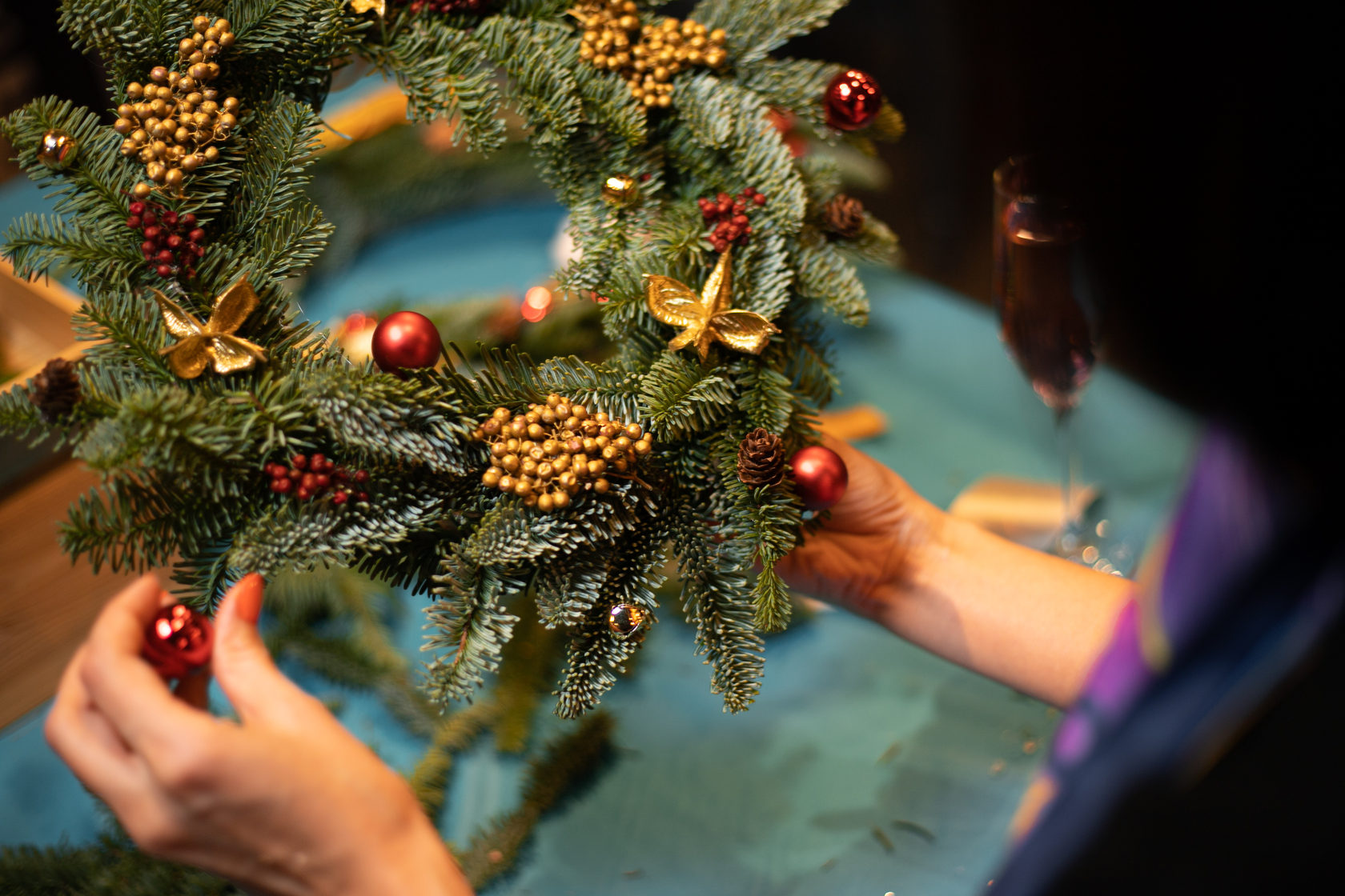 Мастер-класс рождественский венок — участник украшает венок золотыми акцентами