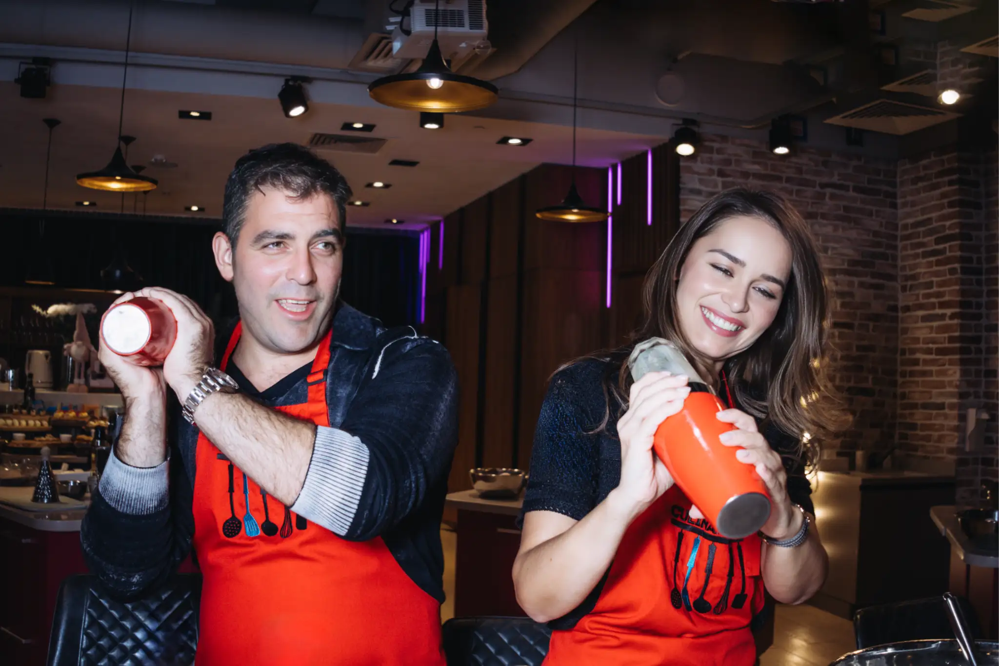 Коктейльный мастер-класс — участники работают с барным инвентарём