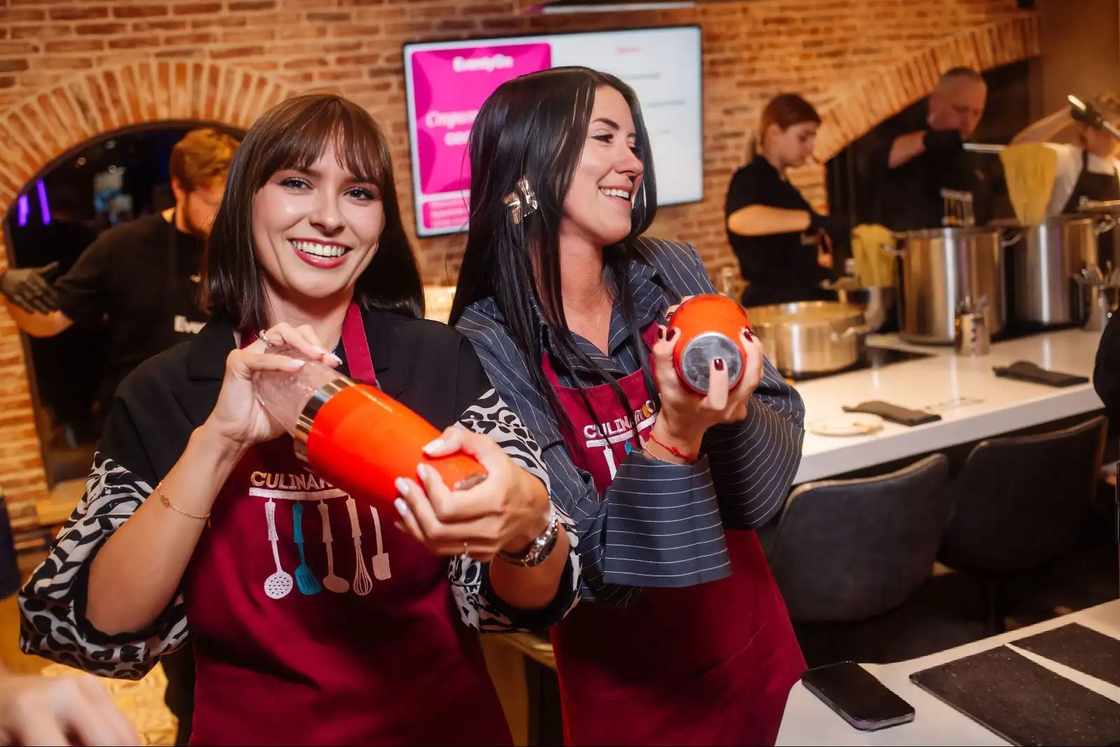 Коктейльный мастер-класс — гостьи смешивают коктейли у рабочей станции