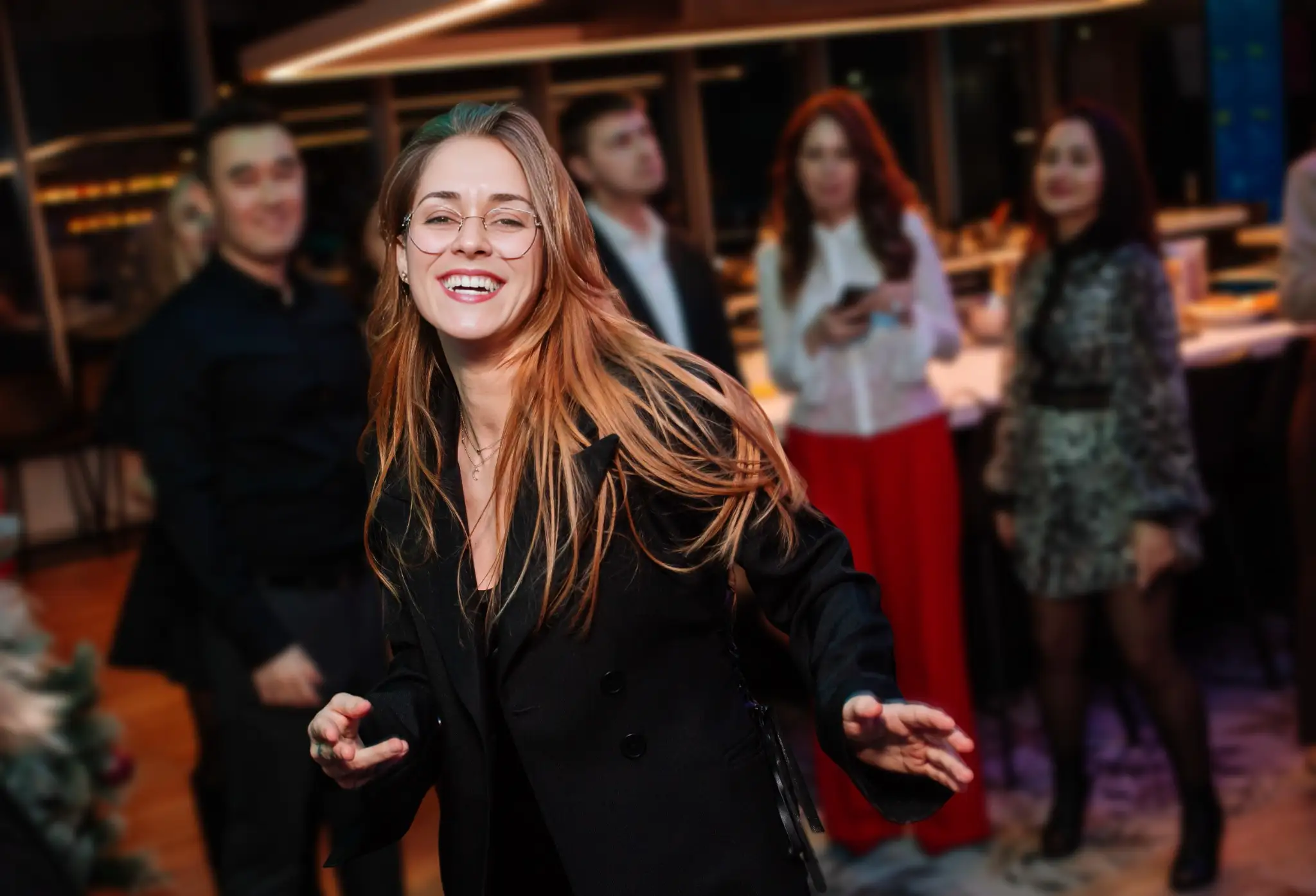 Коктейльный мастер-класс — гость наслаждается атмосферой вечера