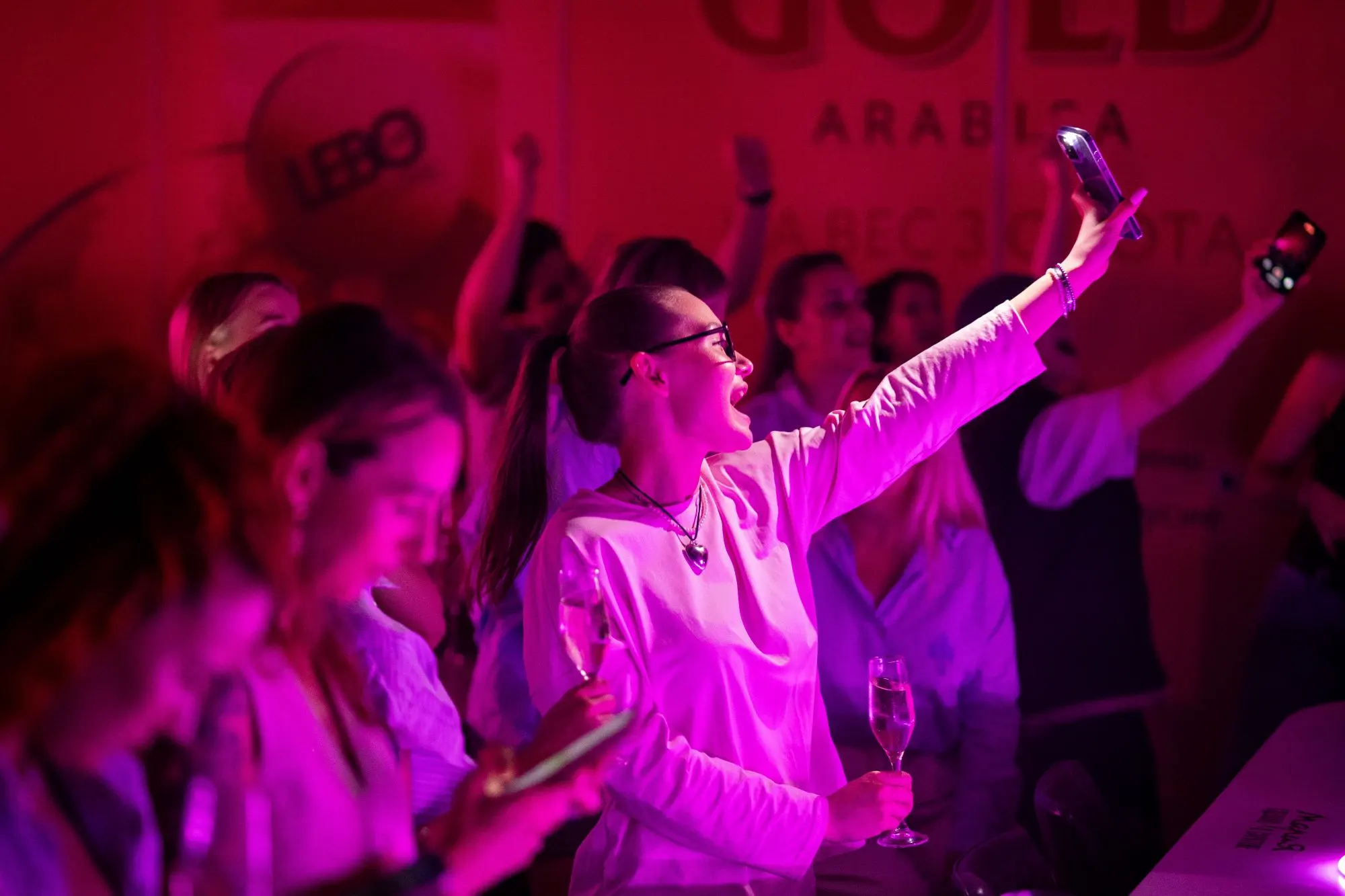 Коктейльный мастер-класс — гость делает фото во время вечерней программы