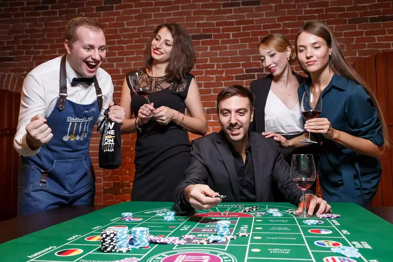 Винное казино (18+) — гости делают ставки за игровым столом