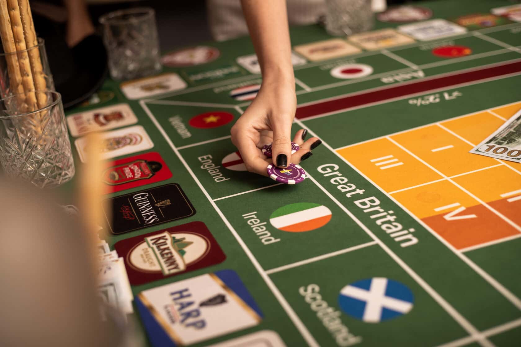 Винное казино (18+) — участник кладёт фишку на поле рулетки