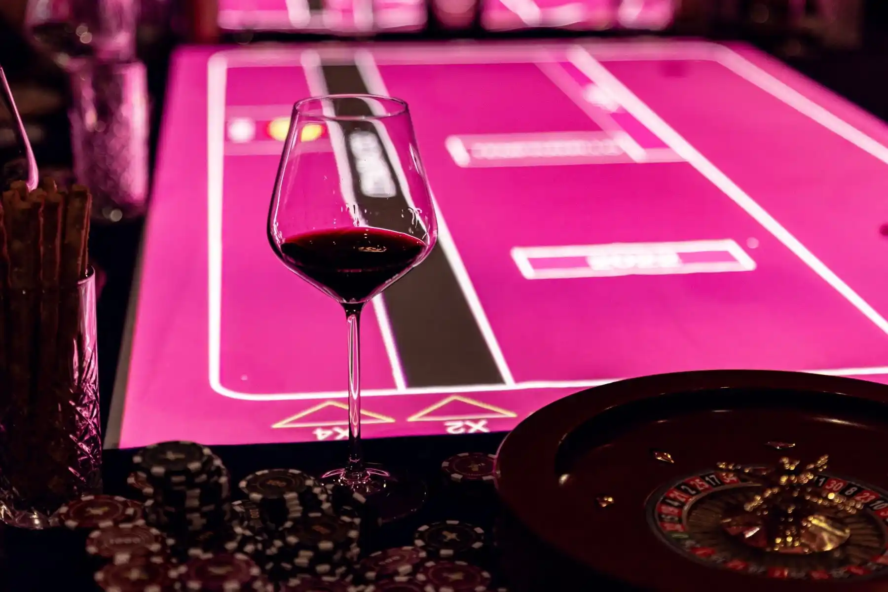 Винное казино (18+) — бокал с вином на интерактивном столе