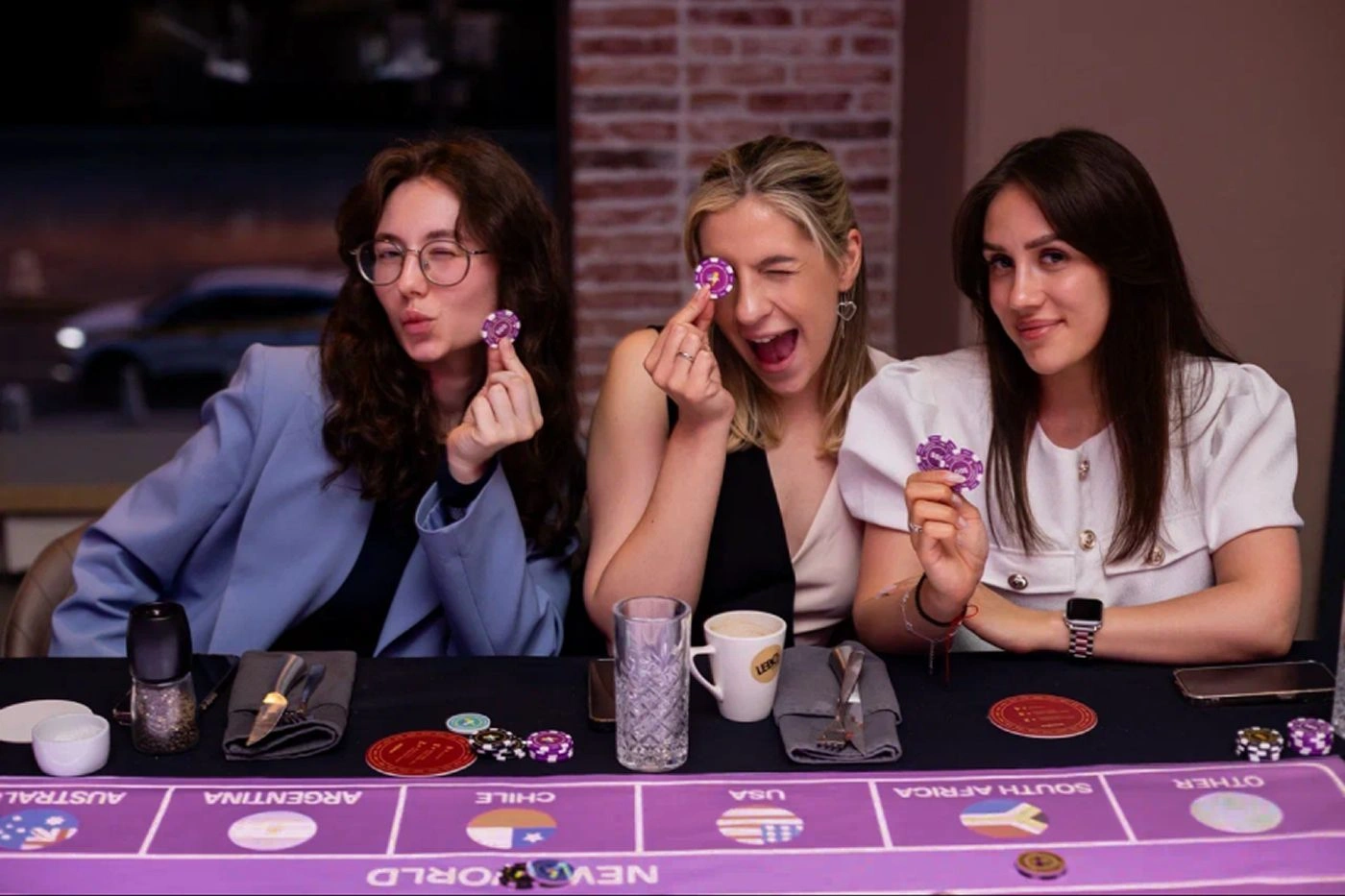 Винное казино (18+) — гости играют за интерактивным дегустационным столом