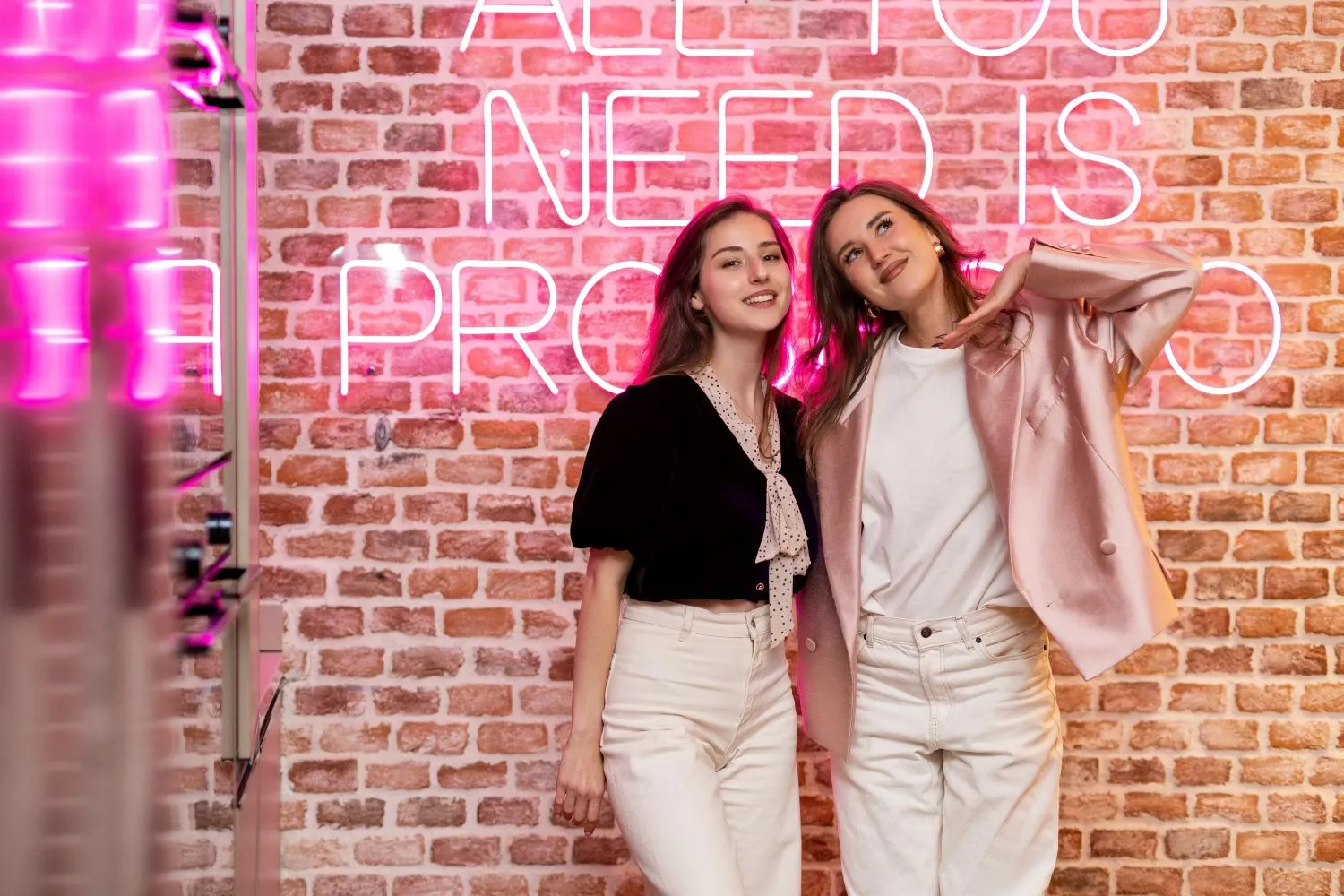 Завтраки & Бранчи (18+) — гости фотографируются на яркой неоновой зоне