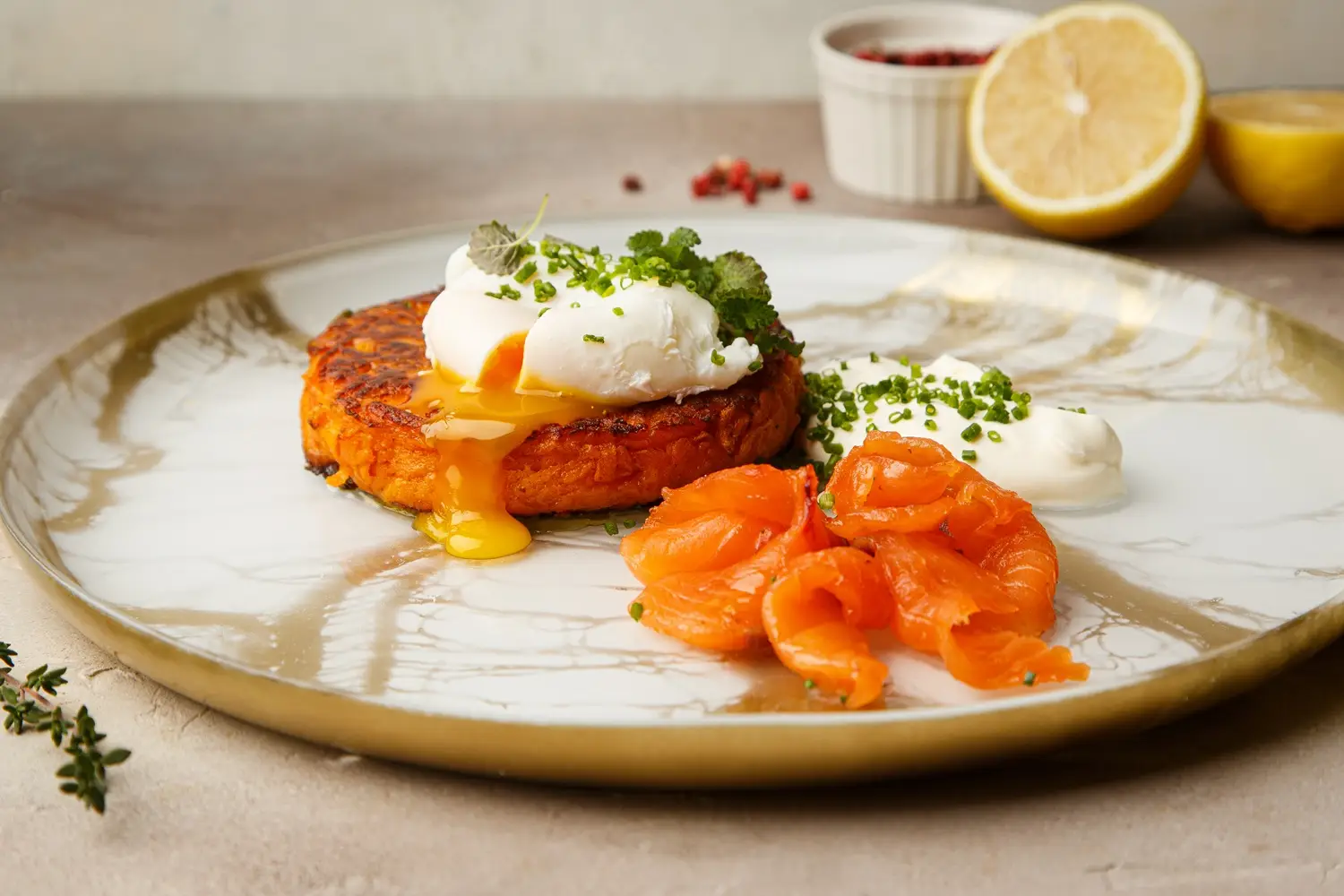 Завтраки & Бранчи (18+) — подача утреннего блюда с яйцом пашот и лососем