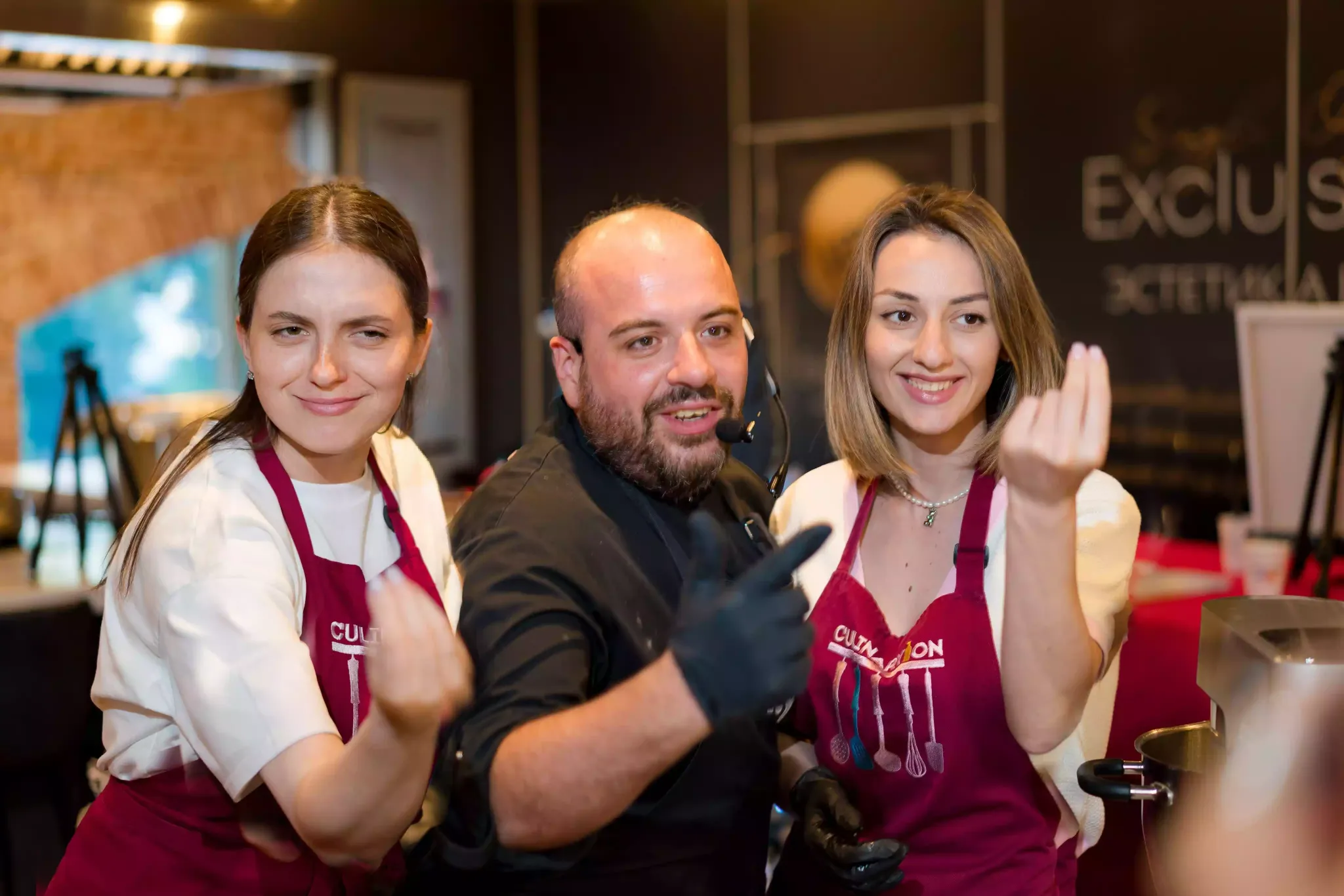 Завтраки & Бранчи (18+) — шеф и гости позируют на мастер-классе