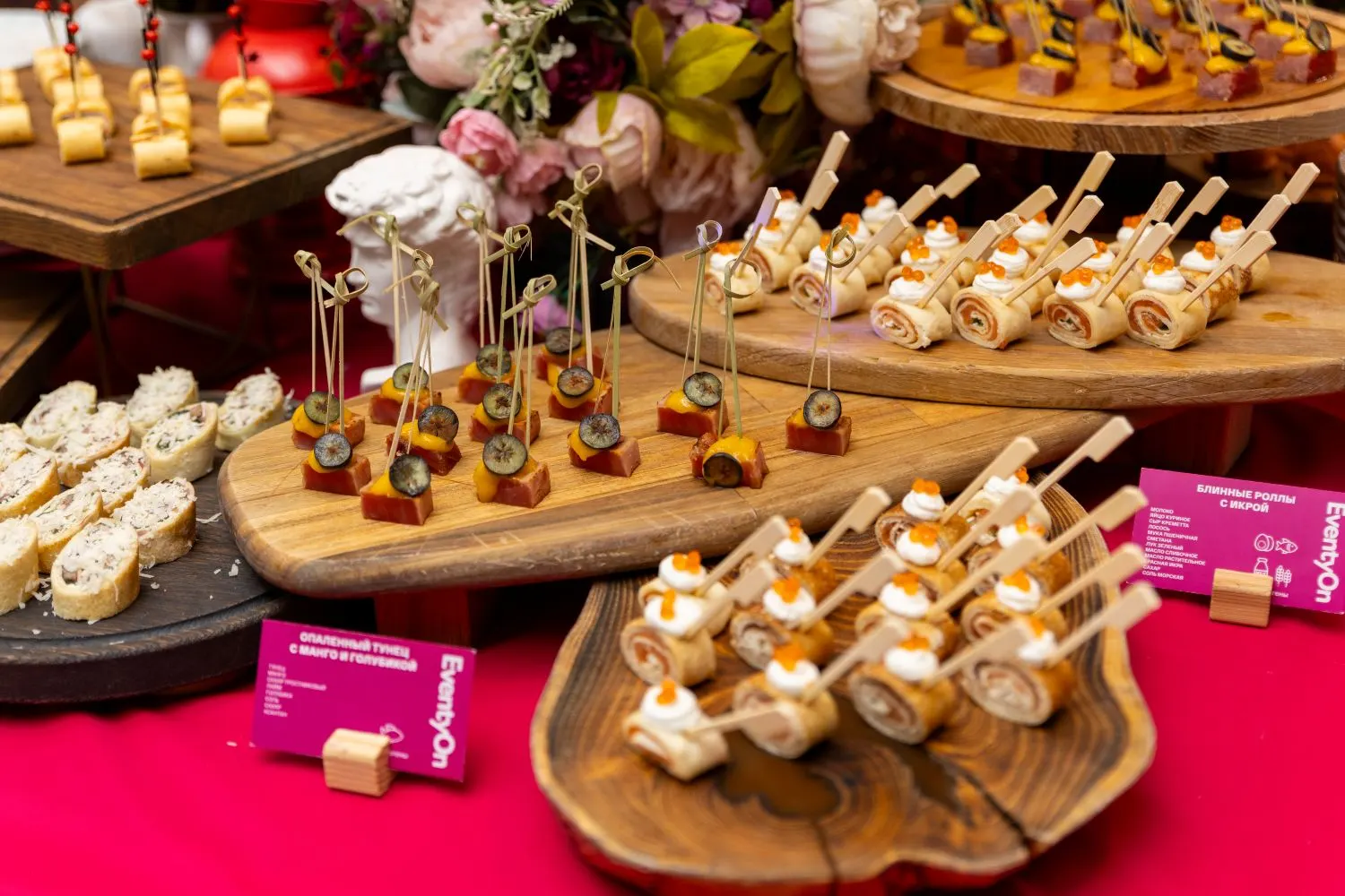 Завтраки & Бранчи (18+) — фуршетные закуски на сервировочном столе