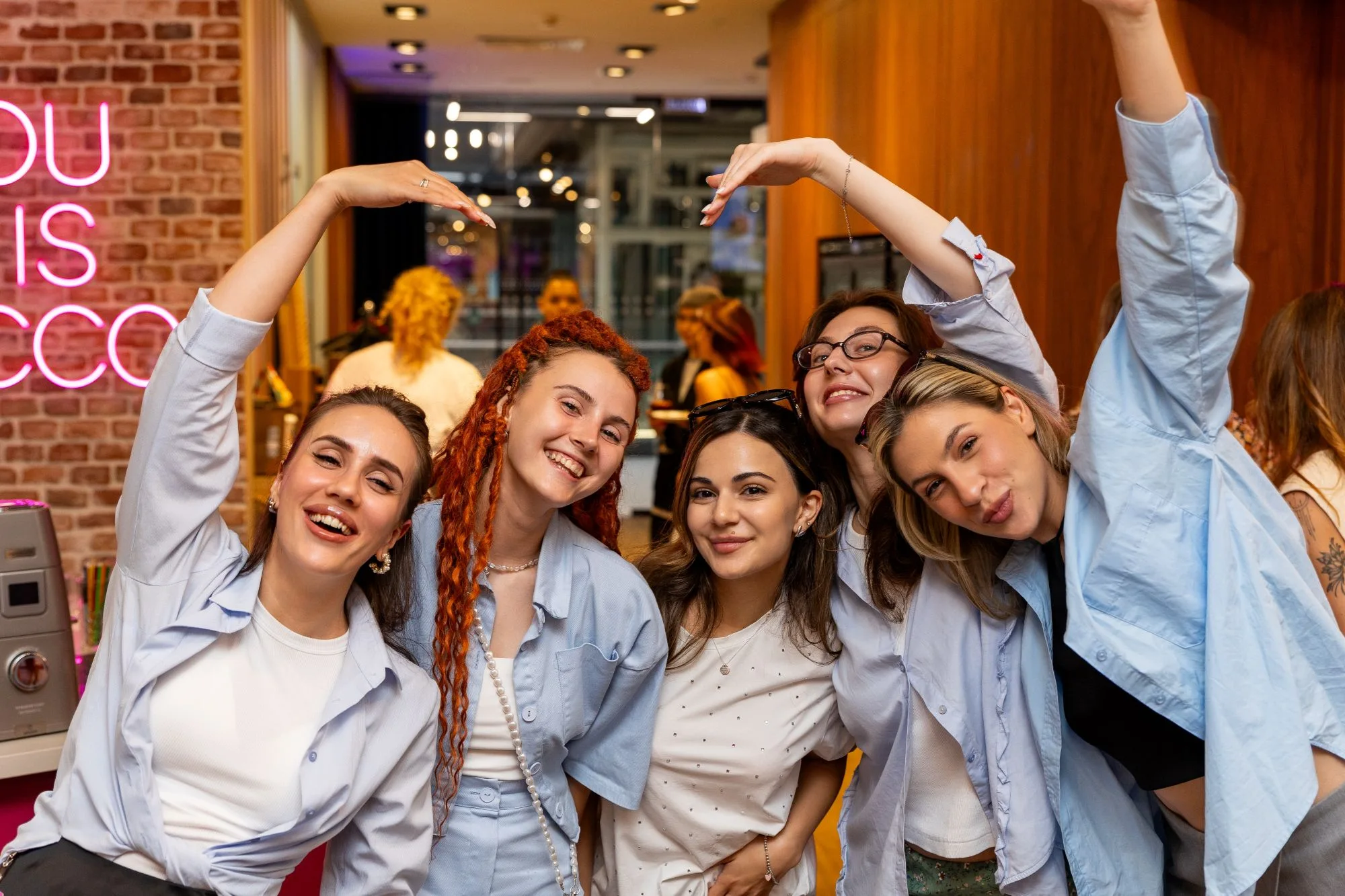 Французская кухня (18+) — гости позируют на вечеринке после мастер-класса