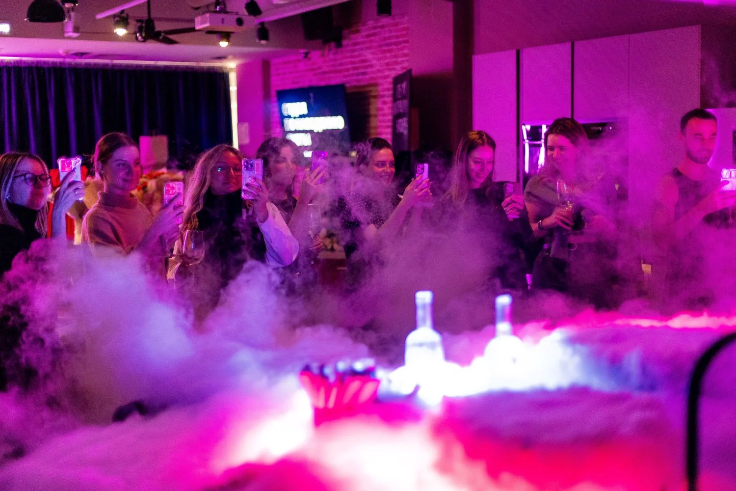 Французская кухня (18+) — гости снимают шоу-момент с дымом и подсветкой