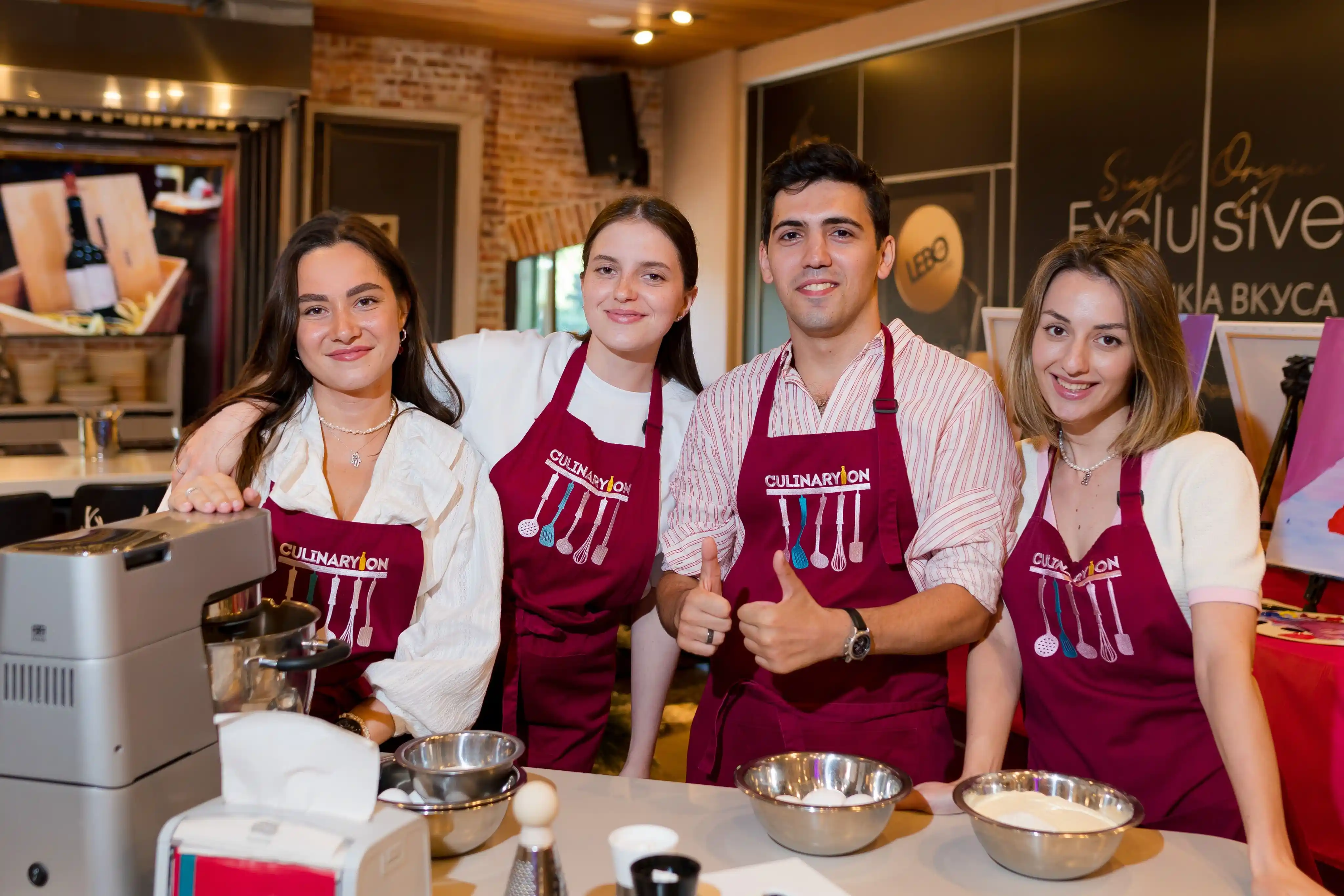 Мастер класс по греческой кухне в CulinaryOn — участники в фартуках на общей фотографии