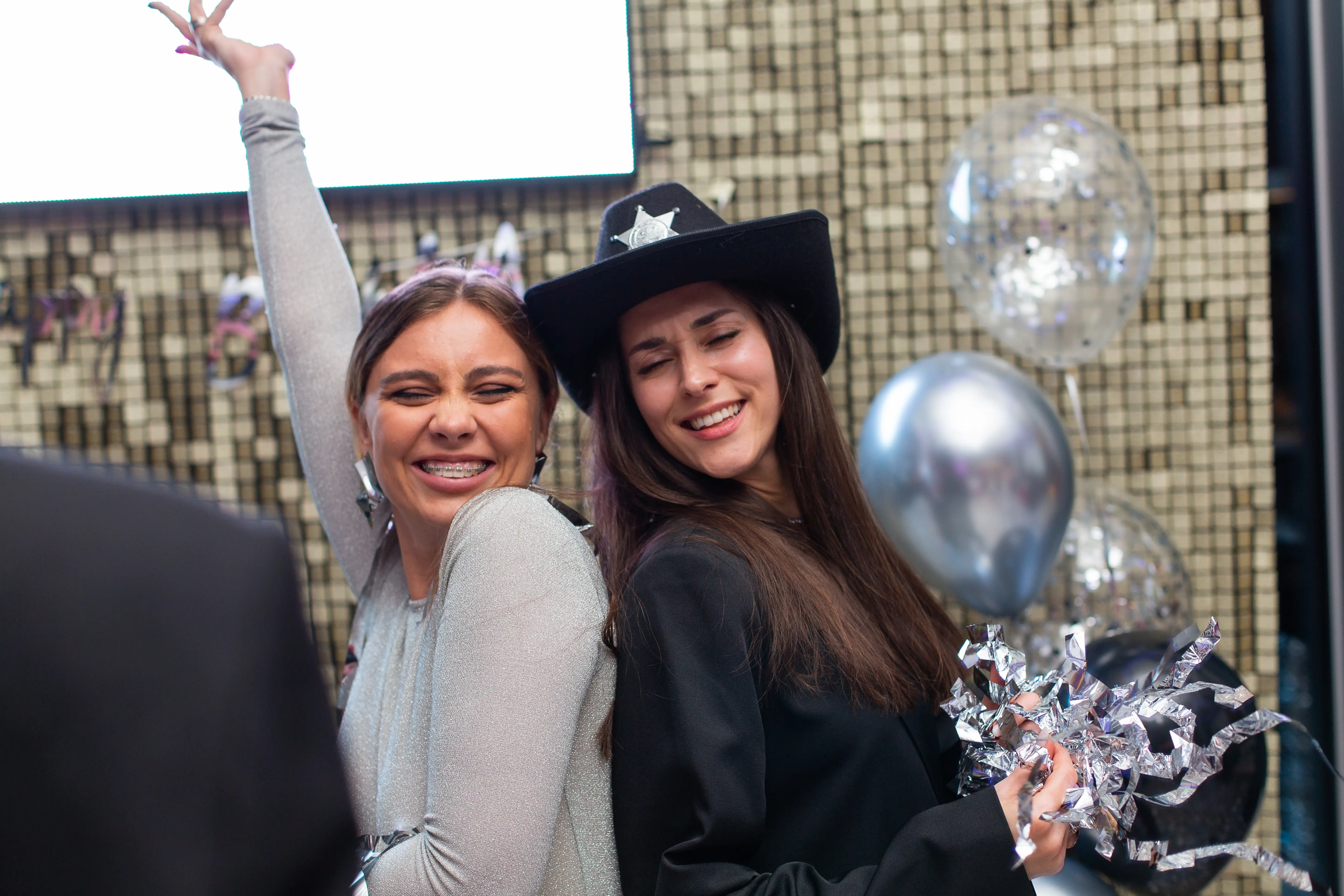 Мастер класс по греческой кухне в CulinaryOn — участники танцуют