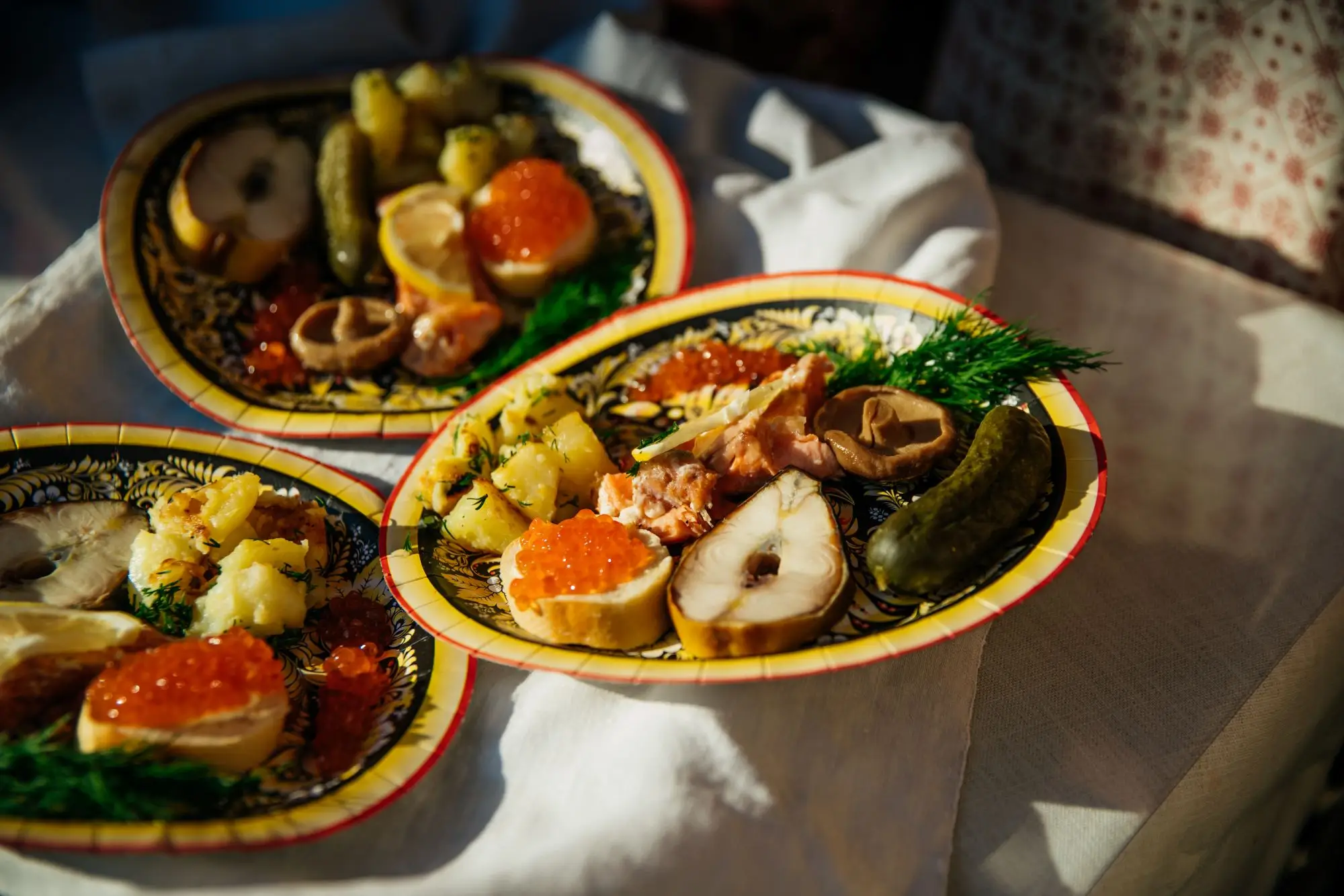 Мастер класс по греческой кухне в CulinaryOn — ассорти закусок на столе