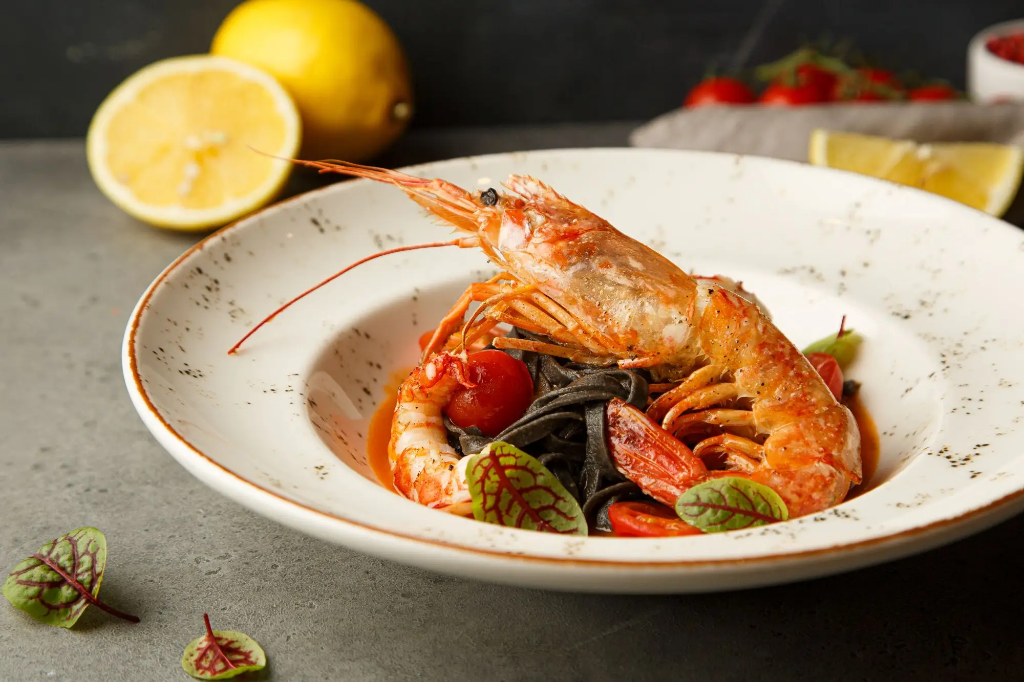 Мастер класс по греческой кухне в CulinaryOn — паста с креветками в глубокой тарелке