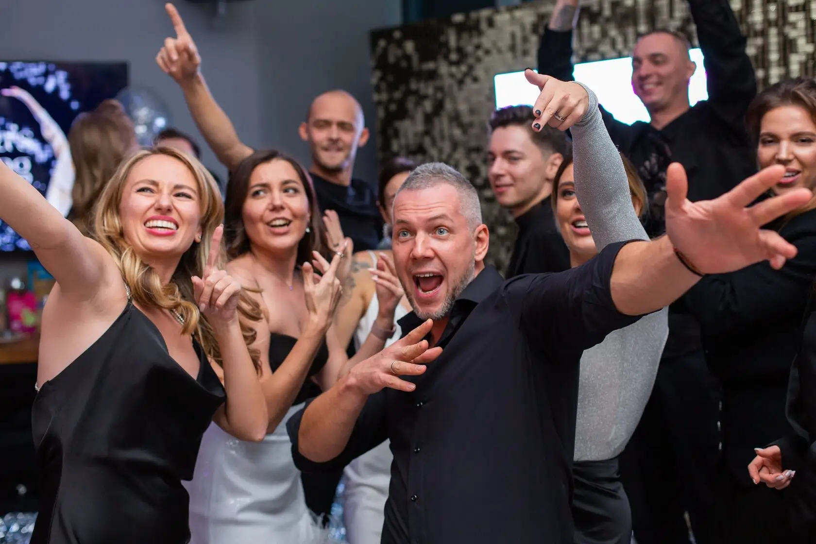 Мастер класс по греческой кухне в CulinaryOn — гости улыбаются и позируют