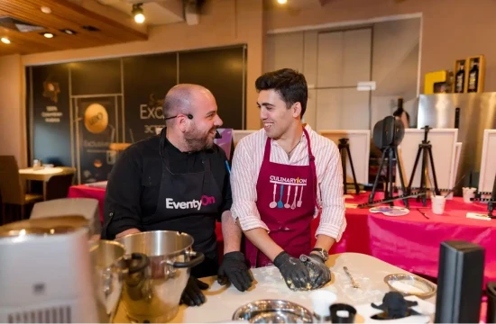 Кулинарные курсы в CulinaryOn — шеф и участник готовят вместе на мастер-классе