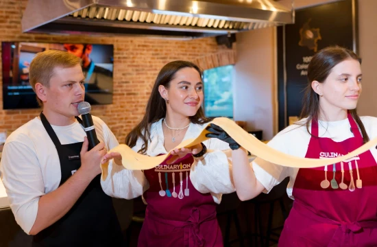 Кулинарные курсы в CulinaryOn — участницы тянут свежую пасту под руководством шефа