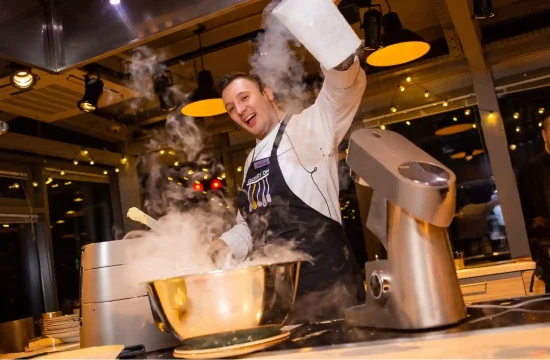 Кулинарные курсы в CulinaryOn — шеф работает с жидким азотом во время шоу-приготовления