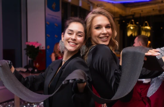 Кулинарные курсы в CulinaryOn — участницы показывают чёрное тесто для пасты