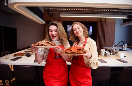 Мясной мастер-класс в CulinaryOn — участницы держат тарелки с готовыми блюдами
